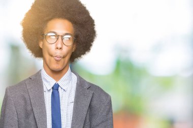 Afro saç giyen ile genç Afro-Amerikalı iş adamı dudaklı, çılgın ve komik bir jest yapma balık yüz gözlük. Komik ifade.