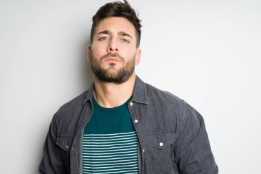 Yakışıklı delikanlı possing ve modelleme gri izole arka plan üzerinde