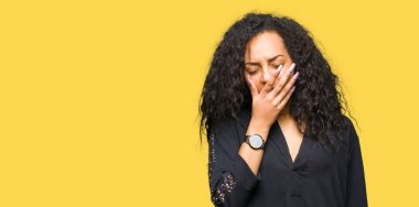 Kıvırcık saçlı zarif giyen genç güzel kız elbise el ağzıyla kapsayan yorgun esneme sıkılmış. Restless ve uyku hali.