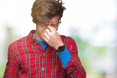 İzole arka plan yorgun sürtünme burun ve göz yorgunluğu ve baş ağrısı duygu üzerinde gözlük takan yakışıklı delikanlı. Stres ve hayal kırıklığı kavramı.