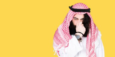 Uzun saçlı bir şey pis ve iğrenç kokulu geleneksel keffiyeh eşarp, dayanılmaz koku, holding nefes parmak ile burun üzerinde giyen Arap iş adamı. Kötü kokuyor kavramı.