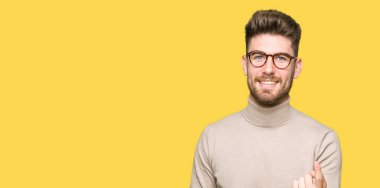 Jest el davet ile mutlu ve gülümseyen gel Beckoning giyen genç yakışıklı iş adamı gözlük