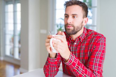 Yakışıklı adam evde kahve içme