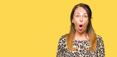 Leopar hayvan baskı elbise giyen güzel orta yaş kadın şok yüzünde, şüpheci ve alaycı görünümlü, açık ağız ile şaşırttı