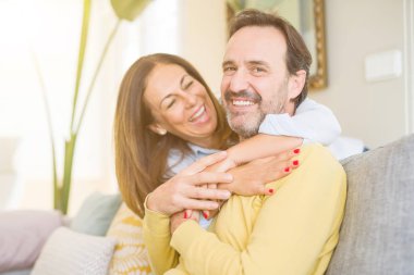 Evde kanepede oturan orta yaş romantik çift