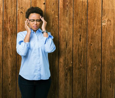 Genç güzel Afro-Amerikan iş kadın izole arka plan baş baş ağrısı için el ile çünkü stres. Migren muzdarip.