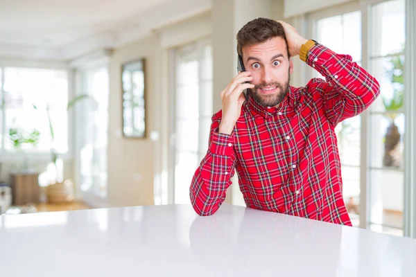 Akıllı Telefonda Konuşan Yakışıklı Adam Eliyle Stresli Utanç Sürpriz Yüz — Stok fotoğraf
