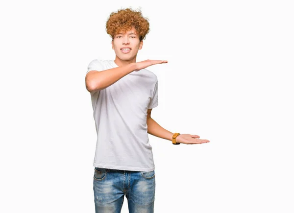 Homem Bonito Jovem Com Cabelo Afro Vestindo Casual Shirt Branca — Fotografia de Stock