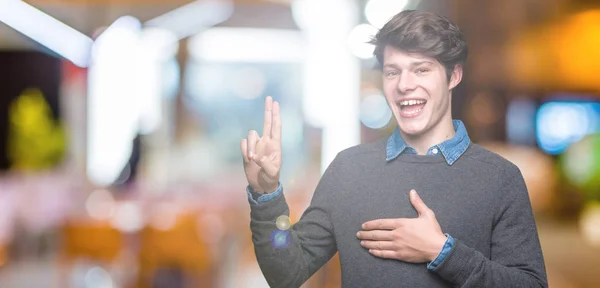 Genç Yakışıklı Zarif Adam Izole Üzerinde Arka Plan Swearing Göğüs — Stok fotoğraf