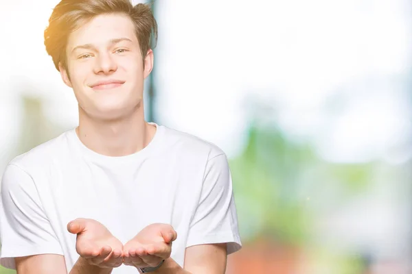 Junger Gutaussehender Mann Lässigem Weißem Shirt Vor Isoliertem Hintergrund Der — Stockfoto