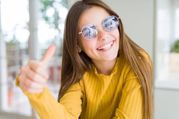 Vacker Ung Flicka Kid Glasögon Gör Glad Tummen Upp Gest — Stockfoto