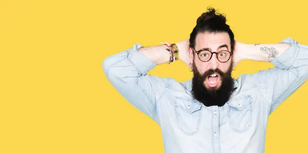 Jonge Hipster Man Met Lange Haren Baard Dragen Van Een — Stockfoto