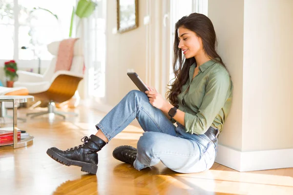 Schöne Junge Frau Arbeitet Mit Touchpad Tablet Auf Dem Boden — Stockfoto