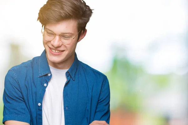 Ein Junger Gutaussehender Mann Mit Brille Vor Isoliertem Hintergrund Lächelt — Stockfoto