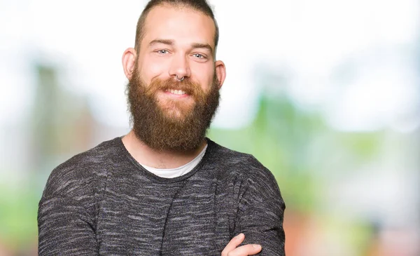 Jovem Loiro Vestindo Camisola Casual Rosto Feliz Sorrindo Com Braços — Fotografia de Stock