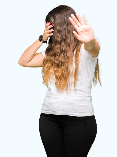 Junge Schöne Frau Trägt Legeres Weißes Shirt Das Die Augen — Stockfoto