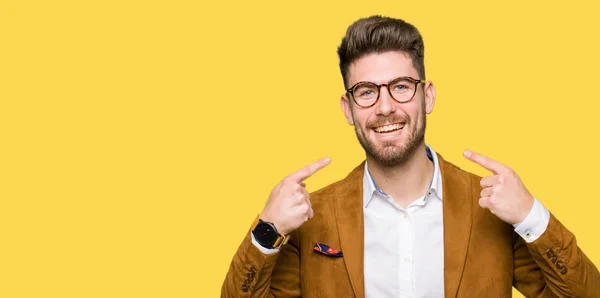 Νέοι Επαγγελματίες Όμορφος Άνδρας Φορώντας Γυαλιά Χαμογελώντας Αυτοπεποίθηση Δείχνοντας Και — Φωτογραφία Αρχείου