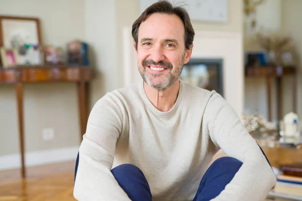 Guapo Hombre Mediana Edad Sentado Suelo Sonriendo Cámara Casa —  Fotos de Stock