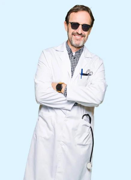 Guapo Médico Mediana Edad Hombre Con Gafas Sol Cara Feliz — Foto de Stock