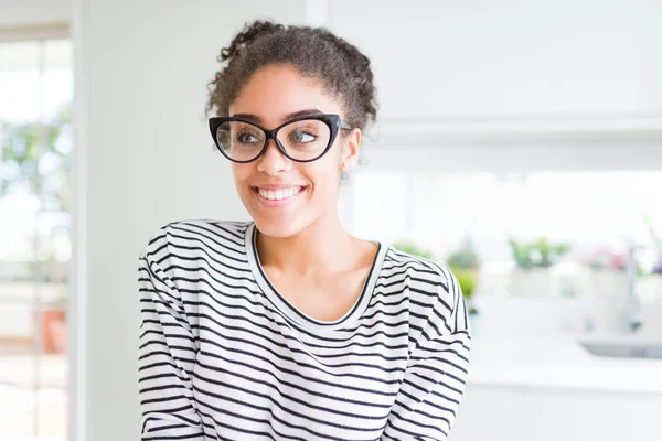 Mulher Americana Africana Bonita Jovem Com Cabelo Afro Usando Óculos — Fotografia de Stock