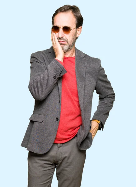 Homem Negócios Bonito Meia Idade Usando Óculos Sol Pensando Que — Fotografia de Stock