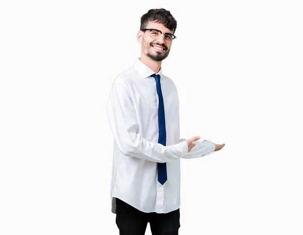 Joven Hombre Negocios Guapo Con Gafas Sobre Fondo Aislado Invitando — Foto de Stock