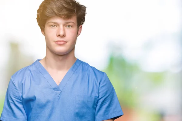 Ung Läkare Bär Medicinsk Uniform Över Isolerade Bakgrund Med Allvarliga — Stockfoto