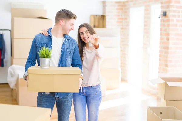 Hermosa Pareja Joven Abrazándose Amor Mostrando Las Llaves Nueva Casa — Foto de Stock