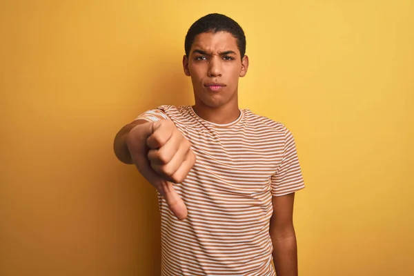 Homem Árabe Bonito Jovem Vestindo Listrado Shirt Sobre Fundo Amarelo — Fotografia de Stock