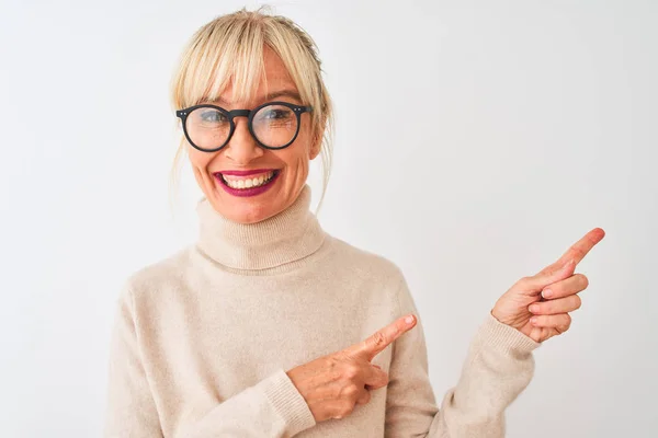 Middelbare Leeftijd Vrouw Dragen Coltrui Trui Bril Geïsoleerde Witte Achtergrond — Stockfoto