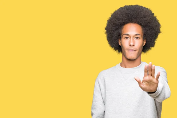 Unga Afroamerikanska Man Med Afro Hår Bär Sportig Tröja Gör — Stockfoto