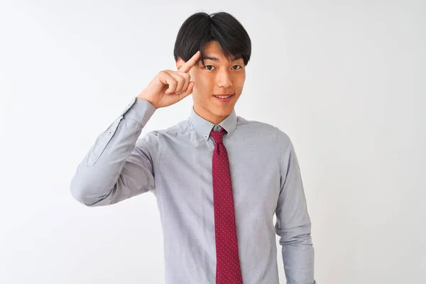 Hombre Negocios Chino Con Corbata Elegante Pie Sobre Fondo Blanco — Foto de Stock