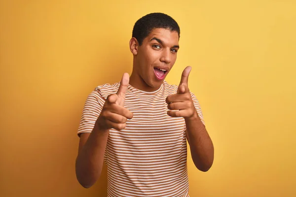 Homem Árabe Bonito Jovem Vestindo Shirt Listrada Sobre Fundo Amarelo — Fotografia de Stock