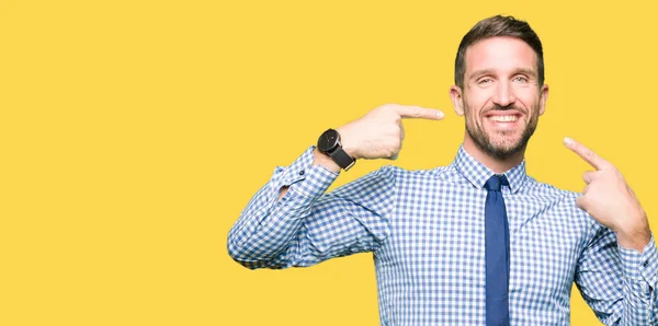 Bonito Homem Negócios Usando Gravata Sorrindo Confiante Mostrando Apontando Com — Fotografia de Stock