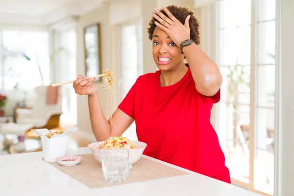 Junge Afrikanisch Amerikanische Frau Mit Afrohaaren Die Hause Asiatisches Essen — Stockfoto