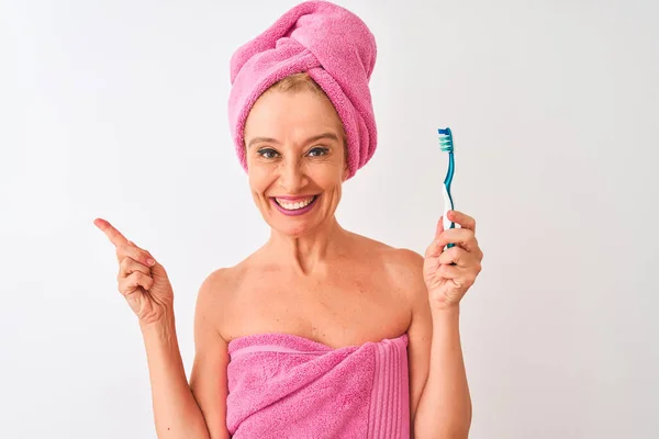 Mulher Meia Idade Usando Toalha Chuveiro Segurando Escova Dentes Sobre — Fotografia de Stock