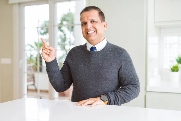 Hombre Mediana Edad Sentado Casa Con Una Gran Sonrisa Cara — Foto de Stock