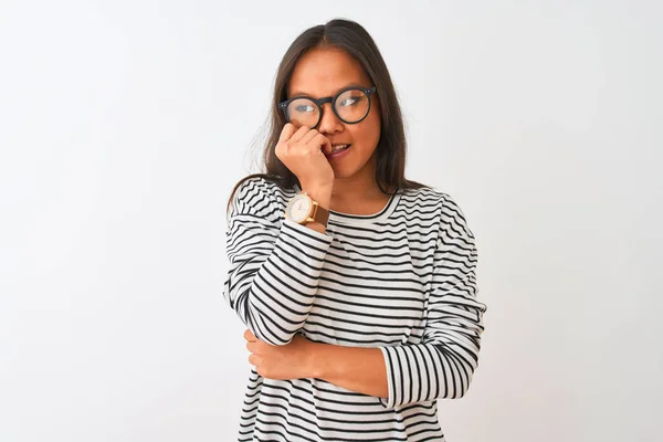 Ung Kinesisk Kvinna Klädd Randig Shirt Och Glasögon Över Isolerad — Stockfoto