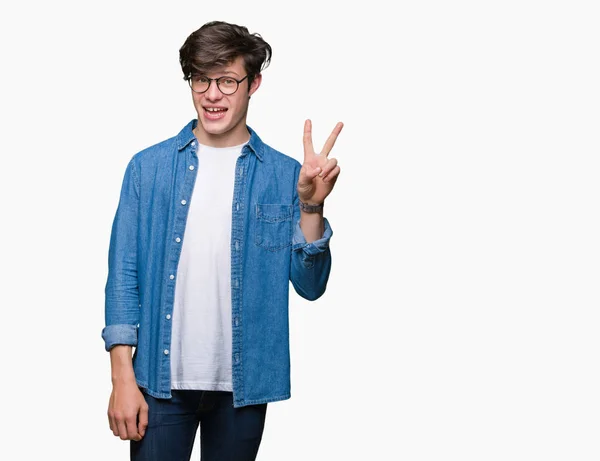 Jovem Homem Bonito Usando Óculos Sobre Fundo Isolado Sorrindo Com — Fotografia de Stock