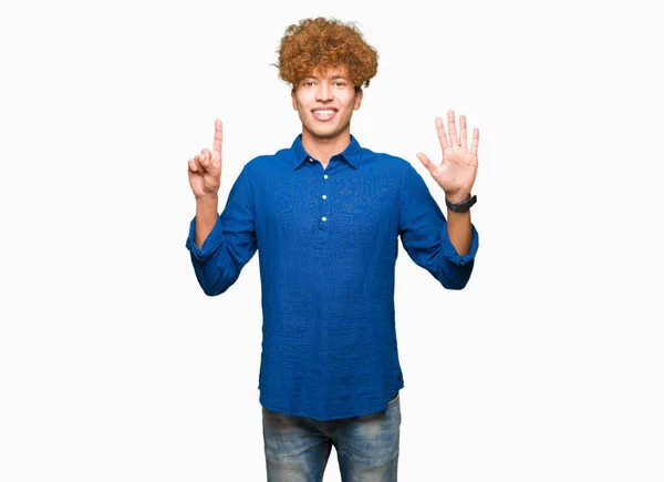 Afro Saçlı Genç Yakışıklı Zarif Adam Gösteren Parmakları Ile Işaret — Stok fotoğraf