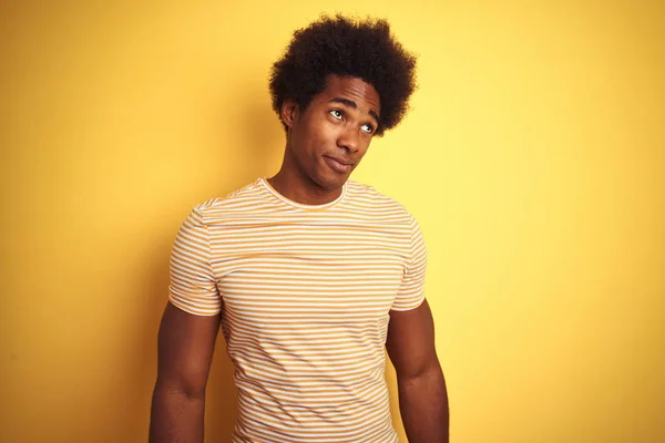 Homem Americano Com Cabelo Afro Vestindo Camiseta Listrada Sobre Fundo — Fotografia de Stock