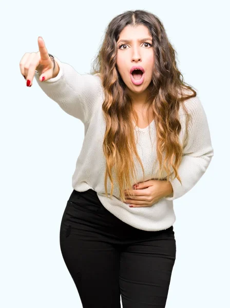 Junge Schöne Frau Weißem Pullover Zeigt Mit Dem Finger Überrascht — Stockfoto