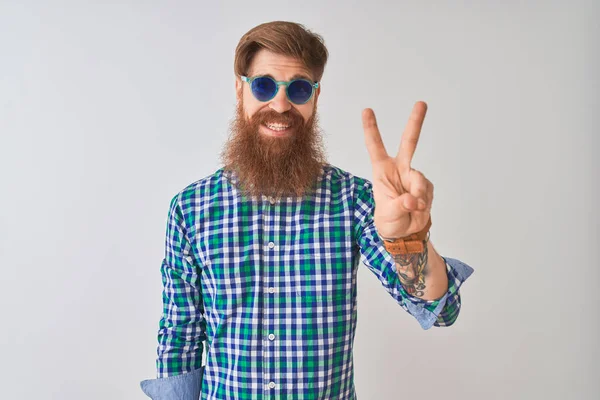 Junger Rothaariger Irischer Mann Mit Lässigem Hemd Und Sonnenbrille Über — Stockfoto