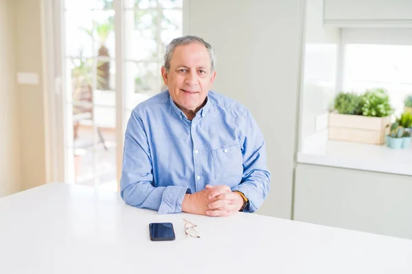 Hombre mayor guapo sonriendo confiado — Foto de Stock