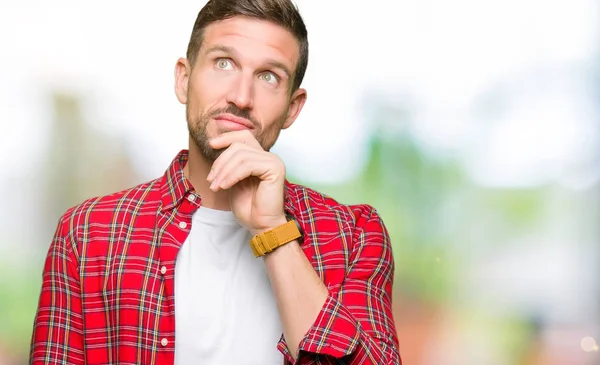 Pohledný Muž Nosí Ležérní Košile Rukou Bradě Přemýšlet Otázce Zamyšlený — Stock fotografie
