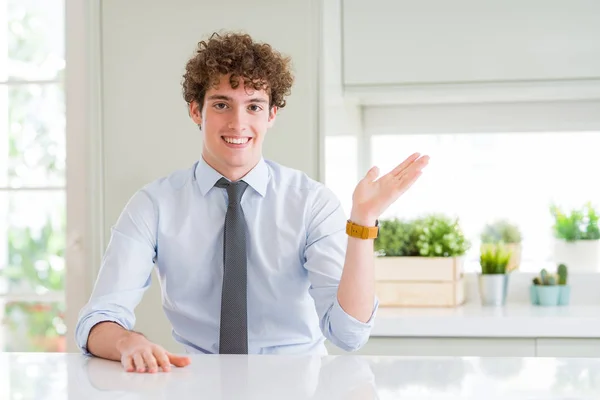 Joven Hombre Negocios Vistiendo Una Corbata Sonriente Alegre Presentando Señalando — Foto de Stock