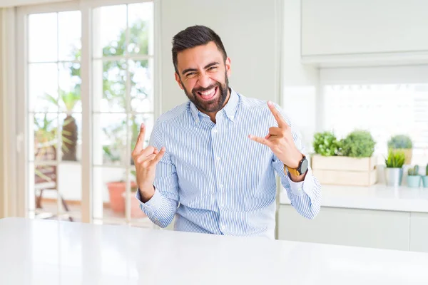 Bonito Homem Negócios Hispânico Gritando Com Expressão Louca Fazendo Símbolo — Fotografia de Stock