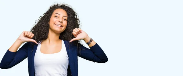 Menina Bonita Nova Com Cabelo Encaracolado Olhando Confiante Com Sorriso — Fotografia de Stock