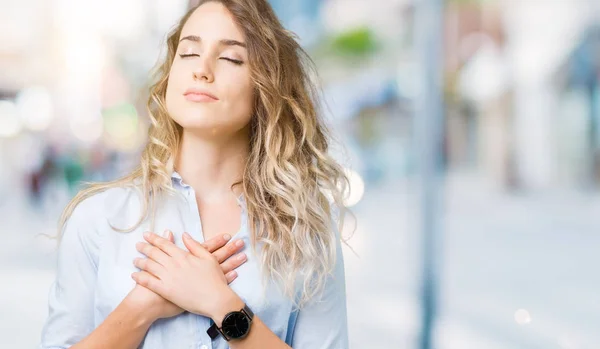 Mooie Jonge Blonde Zakenvrouw Geïsoleerde Achtergrond Glimlachend Met Handen Borst — Stockfoto