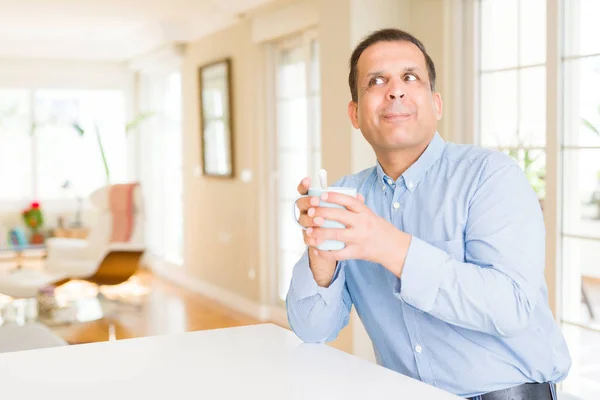 Hombre Mediana Edad Disfrutando Bebiendo Una Taza Café Casa — Foto de Stock